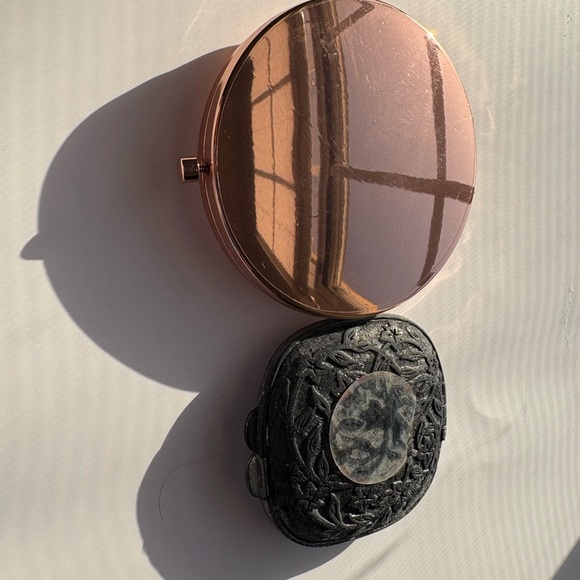 Vintage Jafra Cosmetics Pewter Pressed Powder compact and Monet mirror compact - Picture 3 of 7